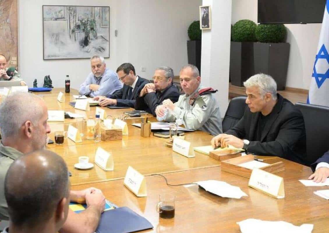 פרשנות: ההיסטוריה לא משקרת, המרכז-שמאל אמיץ מ'הימין' - לפיד אולי לא היה במטכ"ל אך ברגע האמת הוא חזק מנתניהו