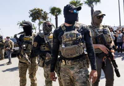 לוס אנג'לס מאתגרת את וושינגטון: אושר חוק שאוסר על סוכני הגירה לפעול כשהם רעולי פנים