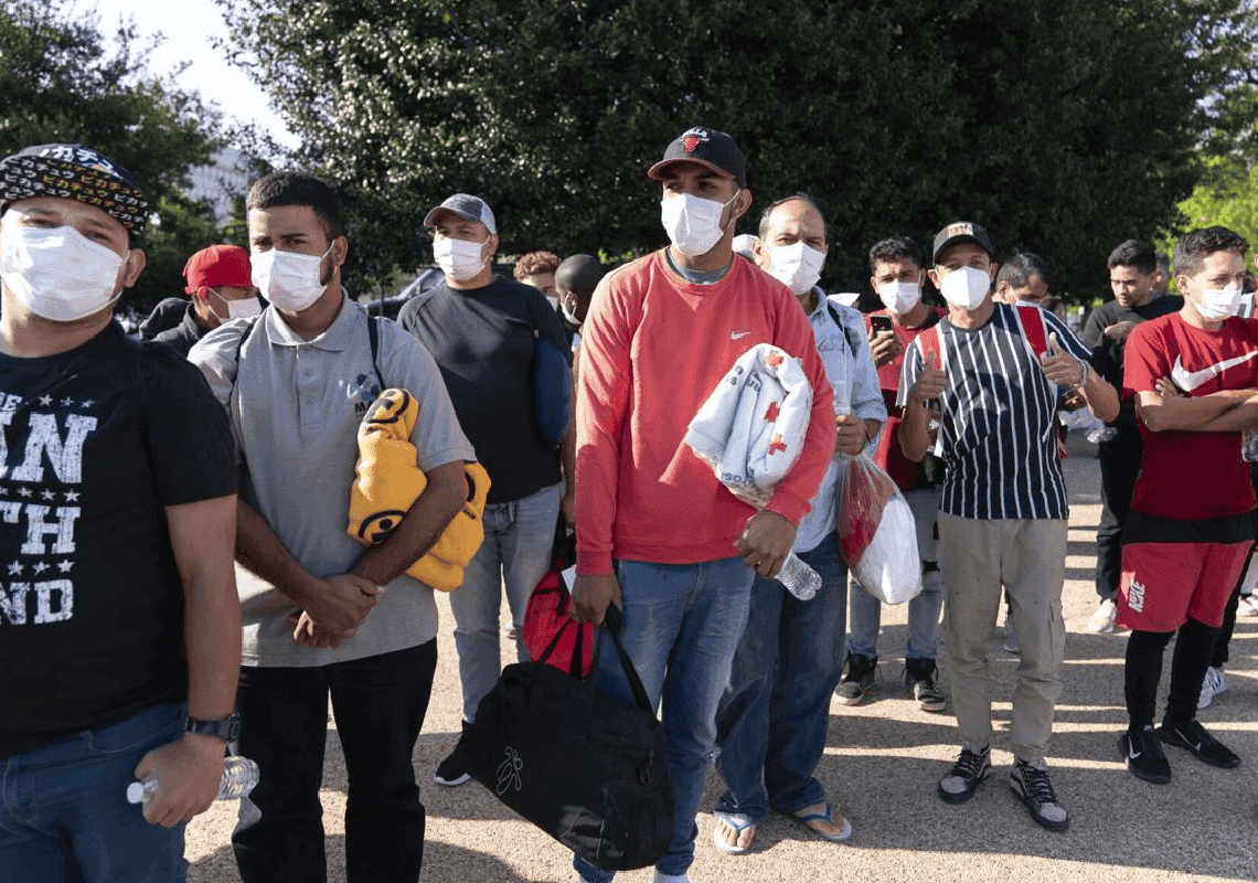 בהשראת טקסס: אריזונה מסיעה מהגרים לוושינגטון הבירה