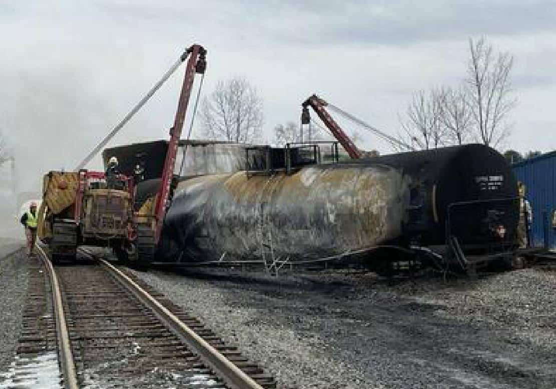 "אנחנו מורעלים": ‏עובדים שמנקים את התרסקות הרכבת הרעילה באוהיו חולים