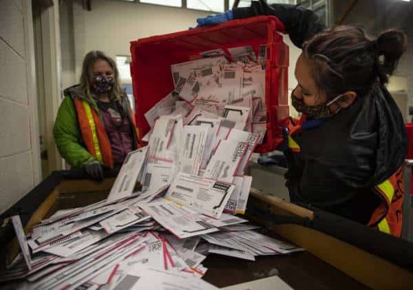 סיוט מתמשך בספירת הקולות בארה"ב: מתי נדע את התוצאה הסופית בחמש מדינות המפתח?