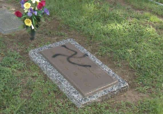 אילינוי: צלבי קרס רוססו על כ-200 מצבות; אדם אחד נעצר