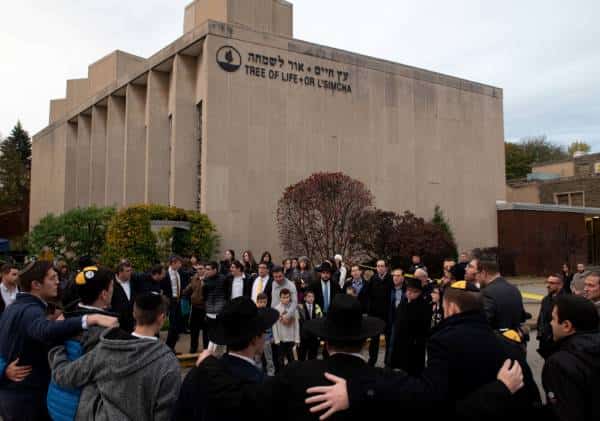 שנה לטבח בבית הכנסת: הקהילה היהודית בארה"ב טוענת - הרע עוד לפנינו