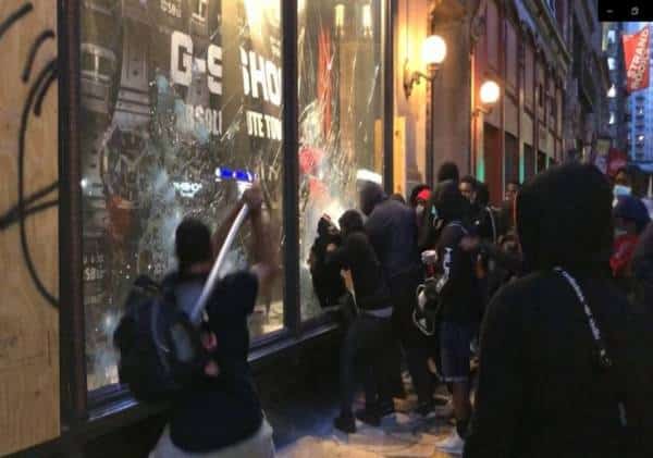 "הם באו בהסעות פרטיות, עם כלי עבודה, ובתזמון מושלם": בלשי משטרת ניו יורק מגלים כיצד נבזזו החנויות היקרות בעיר