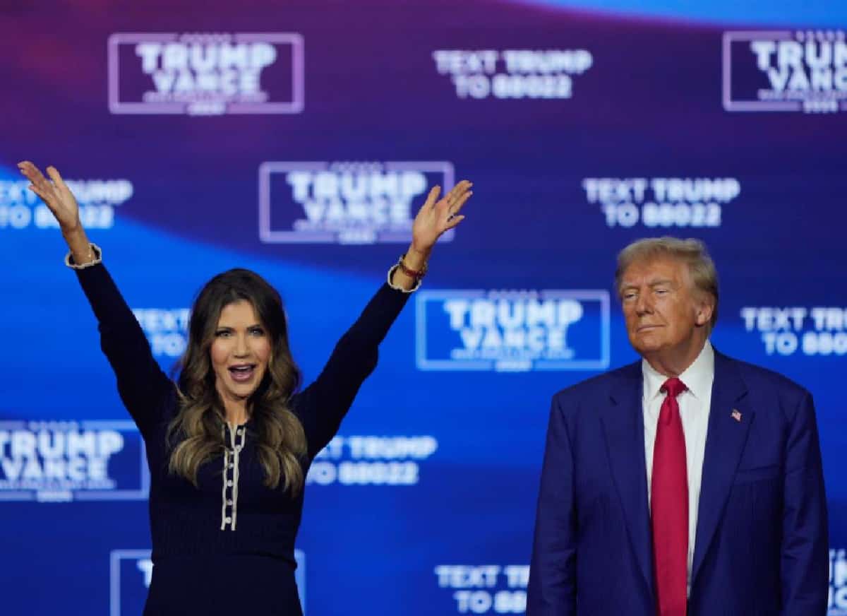 טראמפ הדיח את כוכבת מדיניות ההגירה שלו: קריסתה של שרת ביטחון המולדת כריסטי נואם