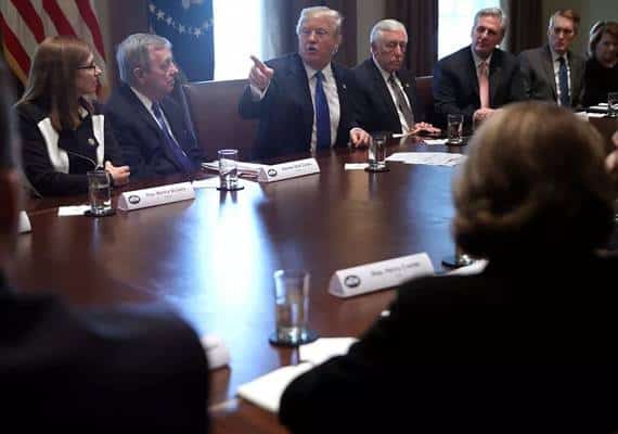 בניגוד להבטחות: טראמפ יתמוך בתכנית שתוביל לאזרחות עבור מליוני מהגרים