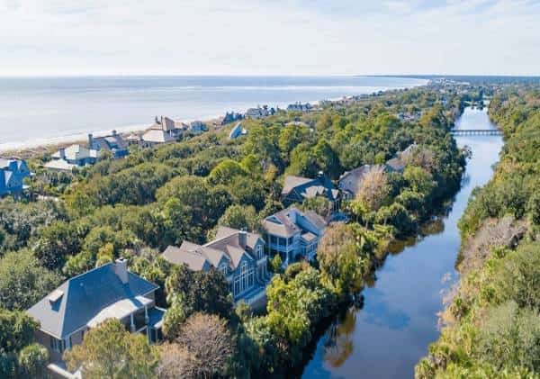 טעות גורלית: קוסמטיקאית הגיעה לבית לקוחה, ליטפה תנין שעבר בסמוך ושילמה על כך בחייה