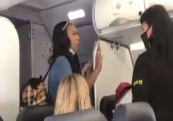 טירוף במטוס: "אני מלכה שחורה מקליפורניה, ולך יש פריבילגיה לבנה אז תסתמי", סירבה לתת לדיילת לעבור בגלל צבע עורה