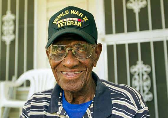 שותה וויסקי ומעשן חצי קופסת סיגריות ביום: האיש המבוגר בארה"ב חוגג יום הולדת 112