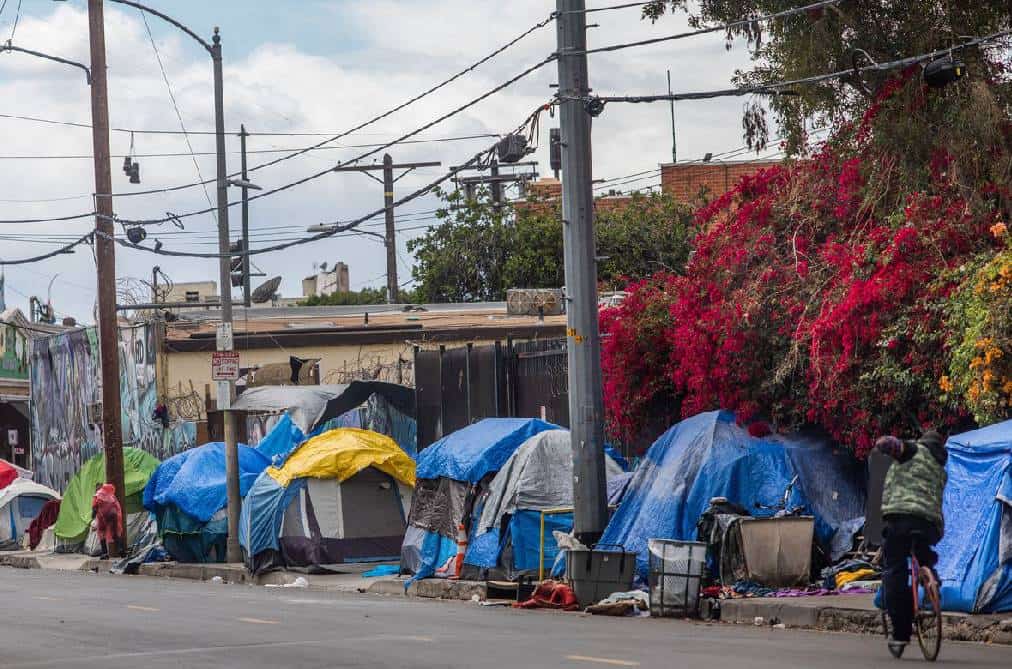 משבר חסרי הבית ב-LA: ראש העיר החדשה קארן באס הכריזה על מצב חירום
