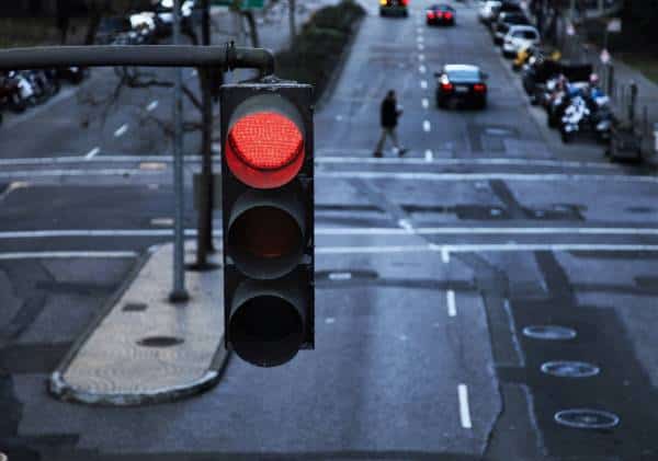 הנתונים חושפים: עלייה מדאיגה בתאונות הקטלניות בשל חציית רמזור אדום