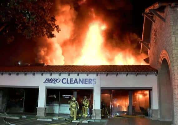 אש בוואלי לוס אנג'לס: בתי עסק עלו בלהבות במתחם קניות מרכזי בוודלנד הילס