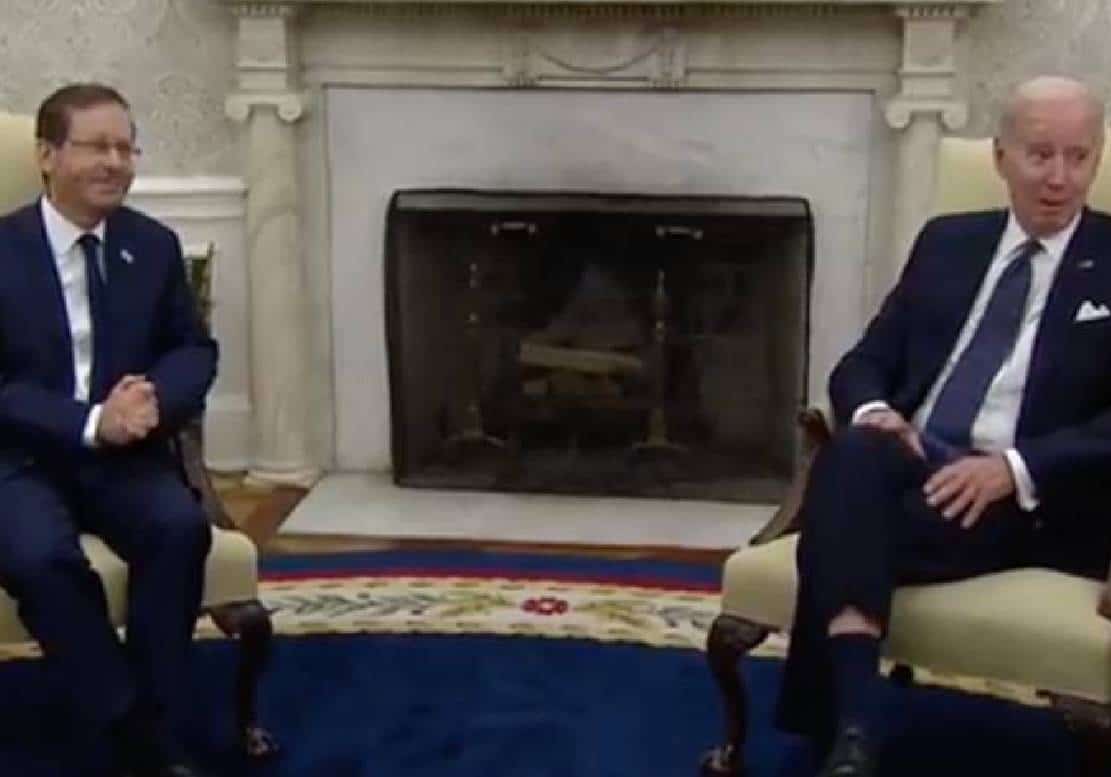 צפו: מול נשיא מדינת ישראל, ביידן החל לעשות חיקוי של עיתונאים כ'בובות' בעודו מתעלם משאלותיהם