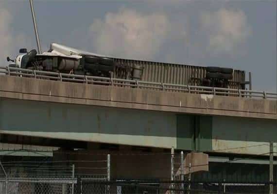 פילדלפיה: משאית שהעבירה אבטיחים התהפכה וגרמה לתאונה קטלנית