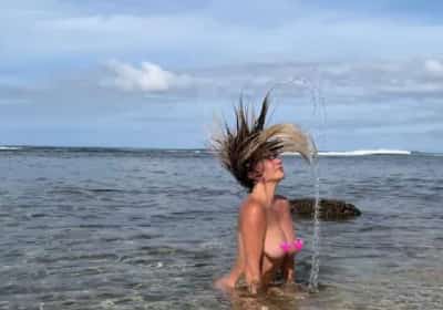 עירומה וחופשייה: הזמרת בסדרת תמונות מהים ועם מסר רוחני