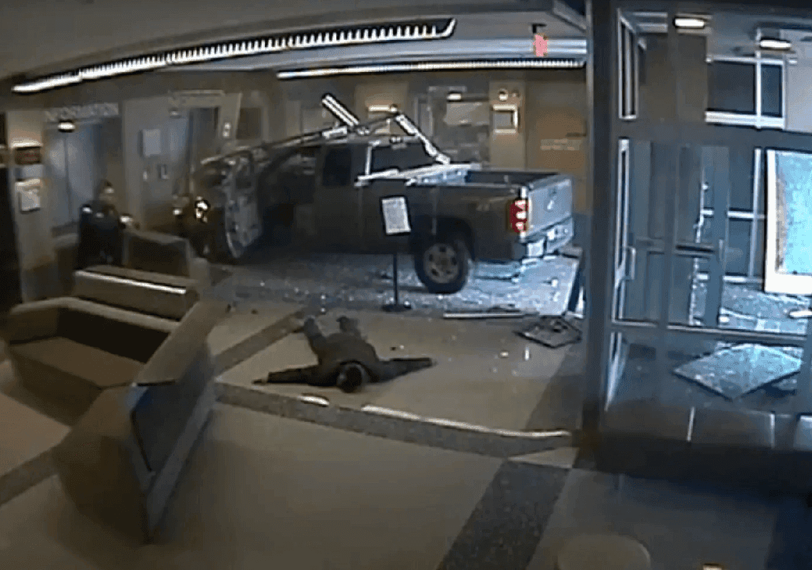 תיעוד מקולורדו: גבר סטה בכוונה מהכביש והתרסק אל תוך תחנת משטרה