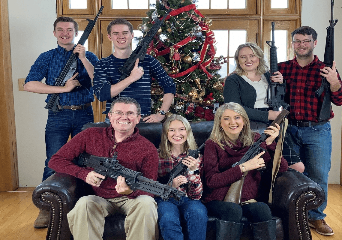 "סנטה, תביא תחמושת": חבר קונגרס בתמונה משפחתית שנויה במחלוקת