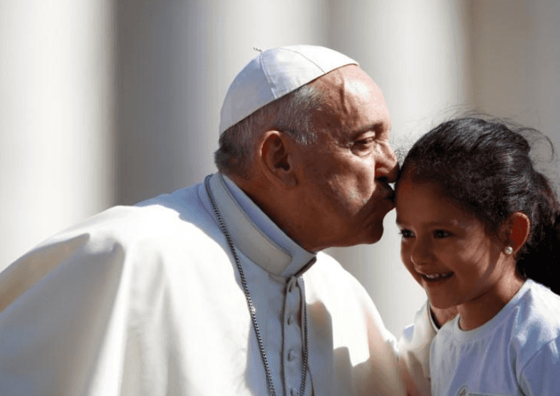 האפיפיור נגד טראמפ: "פופוליסטים יוצרים 'פסיכוזות' בנושא ההגירה"