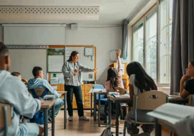 התלמידים איבדו רסן, הפוליטיקה נכנסה לכיתות: גל עזיבה חסר תקדים של מורים בקליפורניה