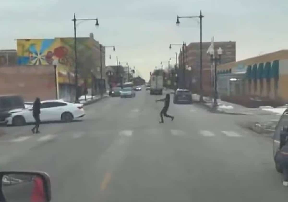 תיעוד מרחובות שיקגו: שלושה חמושים ריססו רכב ורצחו צעירה בת 26 שחיכתה עם התינוקת שלה