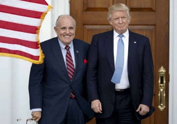 טראמפ מתנער מדברי ג'וליאני: "הוא פה מאתמול, לא שולט בחומר"