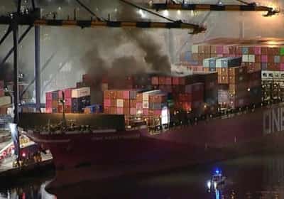 מאות כבאים בנמל לוס אנג'לס: שריפה באוניית מטען הובילה לפיצוץ ולהנחיית הסתגרות בבתים