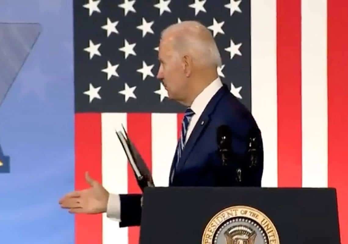 הכל בסדר? ביידן לחץ יד עם האוויר בתום נאום בצפון-קרוליינה