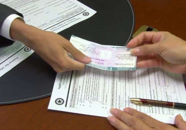 התחזתה לעורכת דין וגבתה סכומי עתק: תושבת ניו ג'רזי מואשמת בהונאת הגירה