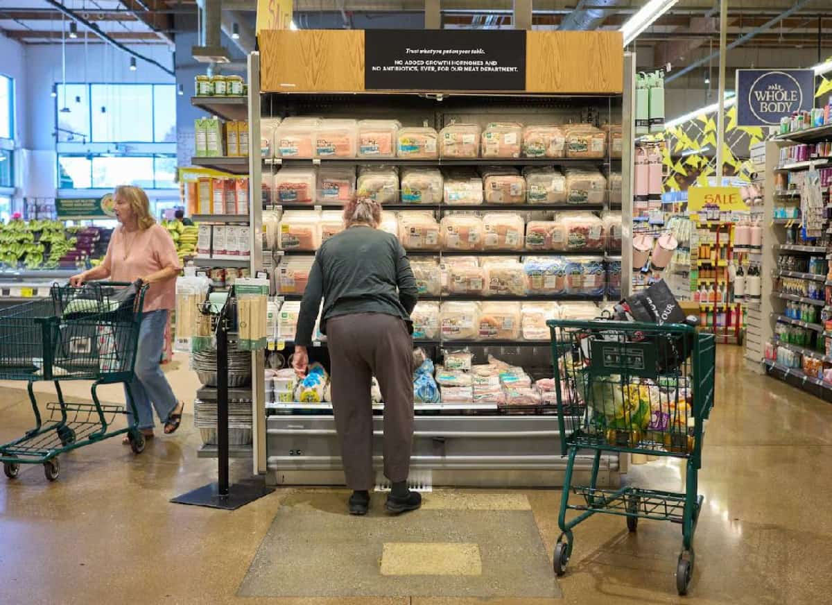 אמריקה מצביעה בארנק: רוב הציבור מאשים את טראמפ ביוקר המחיה