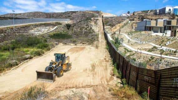עוד לבנה בחומה: החלו עבודות לבניית חומת גבול לאורך 22 קילומטר באזור סן דייגו