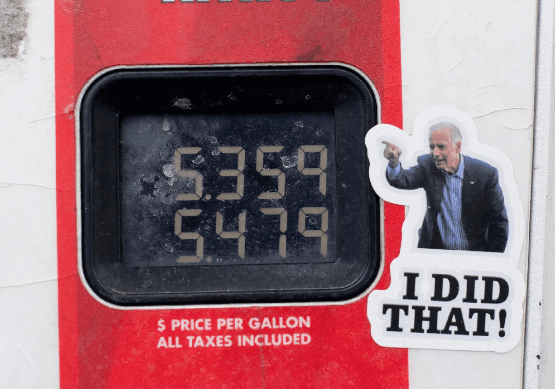 הדביק סטיקרים המאשימים את ביידן במחירי הדלק - והואשם בפלילים