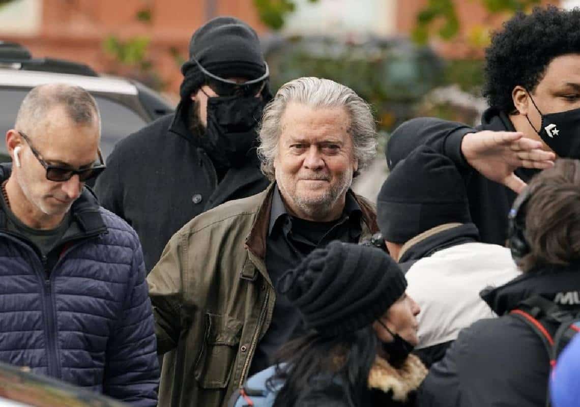 לאחר שהואשם בביזוי הקונגרס: סטיב באנון הסגיר את עצמו ל-FBI