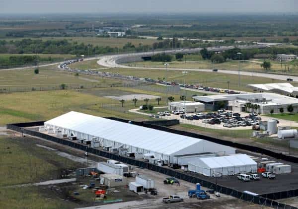 חבר קונגרס טוען: שליחת הצבא למתקני ההגירה מהווה עבירה על החוק