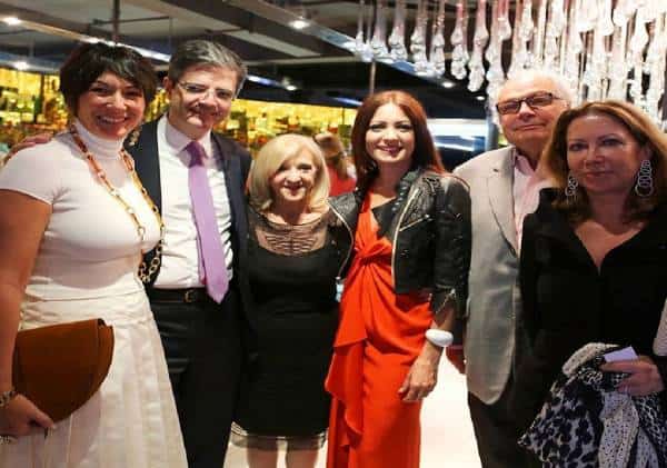 שיא הצביעות - תמונות חדשות מעידות: מקסוול השתתפה בערב התרמה לנפגעות סחר במין