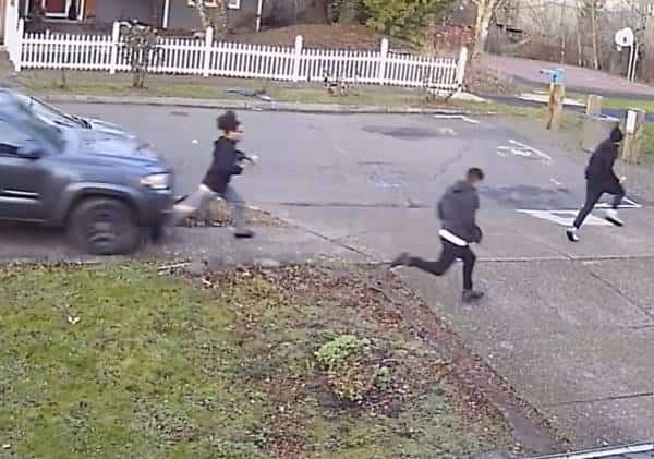 תיעוד: מכונית דוהרת במכוון לעבר הולכי רגל