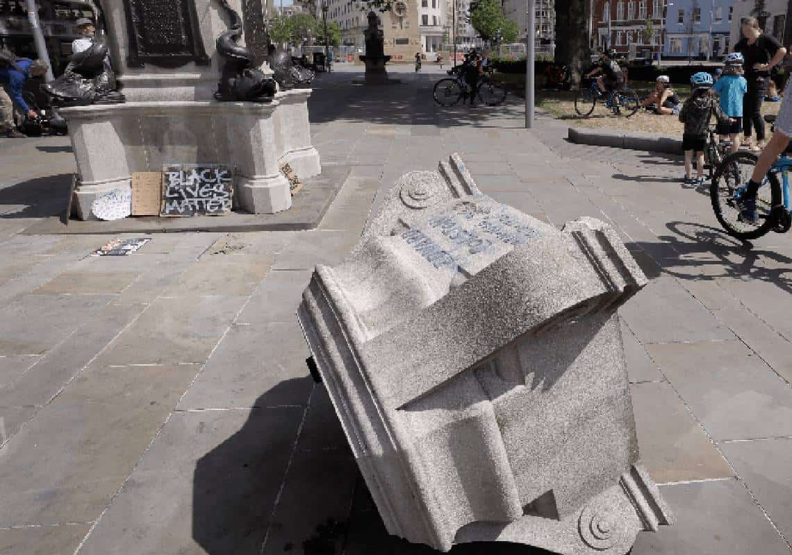 "הם מוחקים לנו את ההיסטוריה": עוד מדינה הפכה למטרה עבור BLM שהחלה להסיר את הפסלים של גדולי האומה שלה 