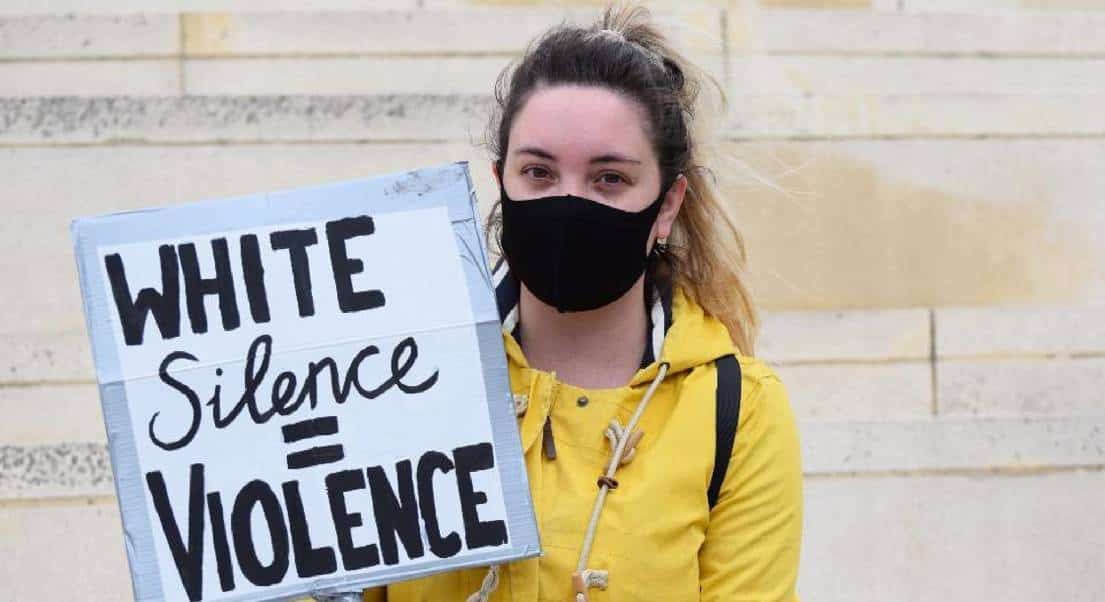 ביזארי: מרצה באוניברסיטה היוקרתית התנצלה בפני הסטודנטים - "סליחה שאני לבנה"