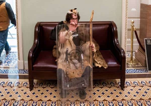 צפו בראיון עם "אהרון מברוקלין" - בנו של שופט יהודי בכיר שדיבר למצלמות ברגעי הדרמה של הפריצה לתוך בניין הקונגרס