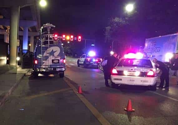 יוסטון: אלמוני גנב ניידת לאחר שניסה לחטוף מכונית מעיתונאים