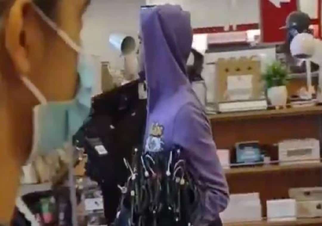 LA מתפוררת? לאור יום וברוגע צעדו הגנבים מחוץ ל-TJ Maxx ועזבו לעיני הקונים ההמומים כשבידיהם אלפי דולרים בסחורות