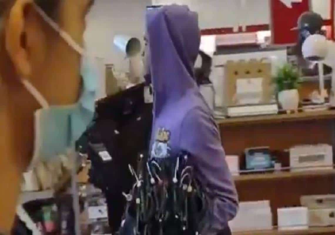 LA מתפוררת? לאור יום וברוגע צעדו הגנבים מחוץ ל-TJ Maxx ועזבו לעיני הקונים ההמומים כשבידיהם אלפי דולרים בסחורות