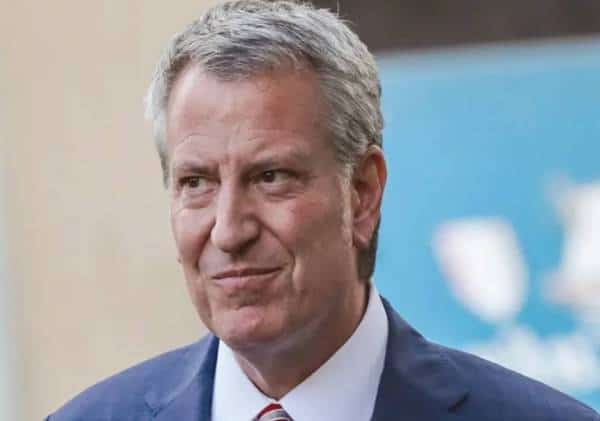 בזמן שהפשע בניו יורק משתולל, לא תאמינו מה החליט ראש העיר לעשות עם עשרות שוטרים ביום