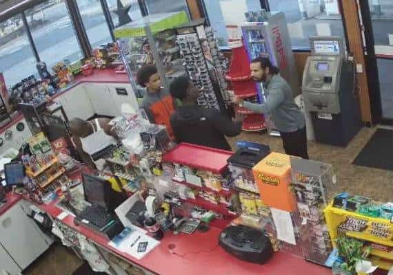 צפו: המוכר חטף התקף לב, לשני הצעירים זה לא הפריע לשדוד את החנות