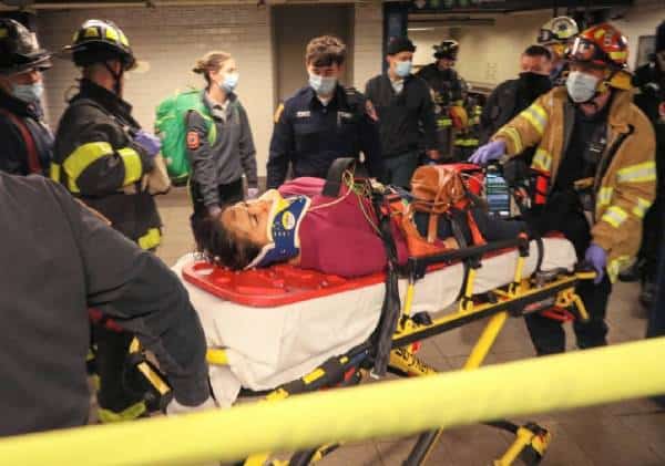 שוב אישה נדחפה אל פסי הרכבת התחתית במנהטן: גורמי אכיפת החוק מודאגים מהתגברות התופעה