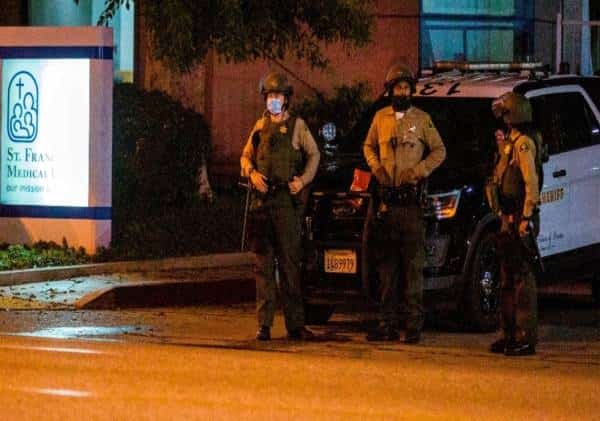 נמשך המצוד בלוס אנג'לס אחר היורה בצמד השוטרים: פרס בסך 700 אלף דולר הוכרז על ראשו של החשוד