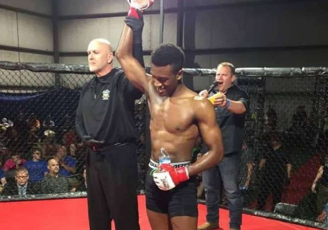 לוחם MMA לשעבר מואשם כי דקר את האקסית שלו 17 פעמים 