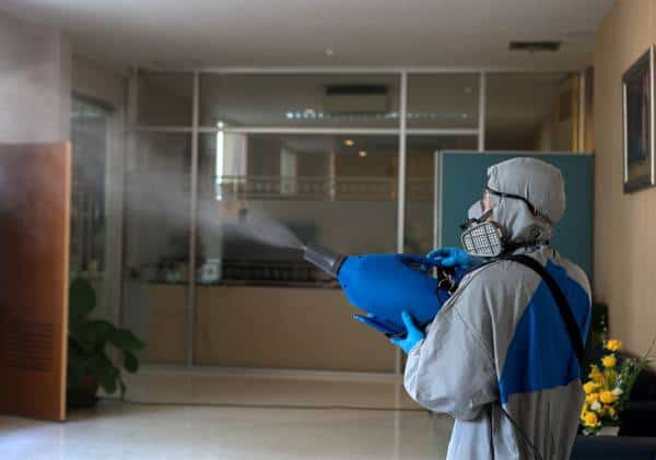 בעקבות דיווח כוזב על הידבקות בקורונה: עובדים הוכנסו לבידוד, חברה ספגה פגיעה בגובה 100 אלף דולר