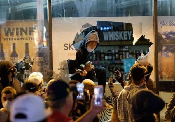 אנרכיה בדאון-טאון ניו יורק: דה-בלאזיו סירב לקרוא למשמר הלאומי. מאות עסקים נבזזו והושחתו