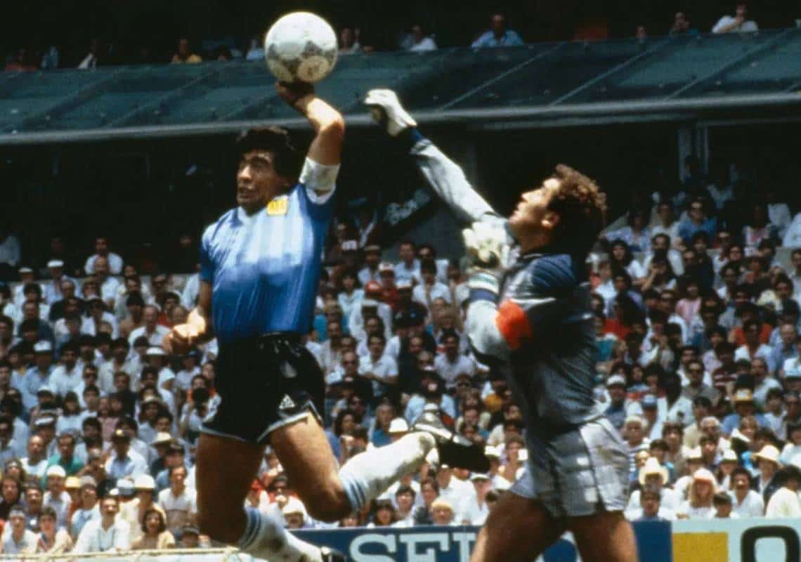 היסטוריה למכירה: האם חולצת "יד האלוהים" של דייגו מראדונה תירכש ב-5 מיליון דולר?