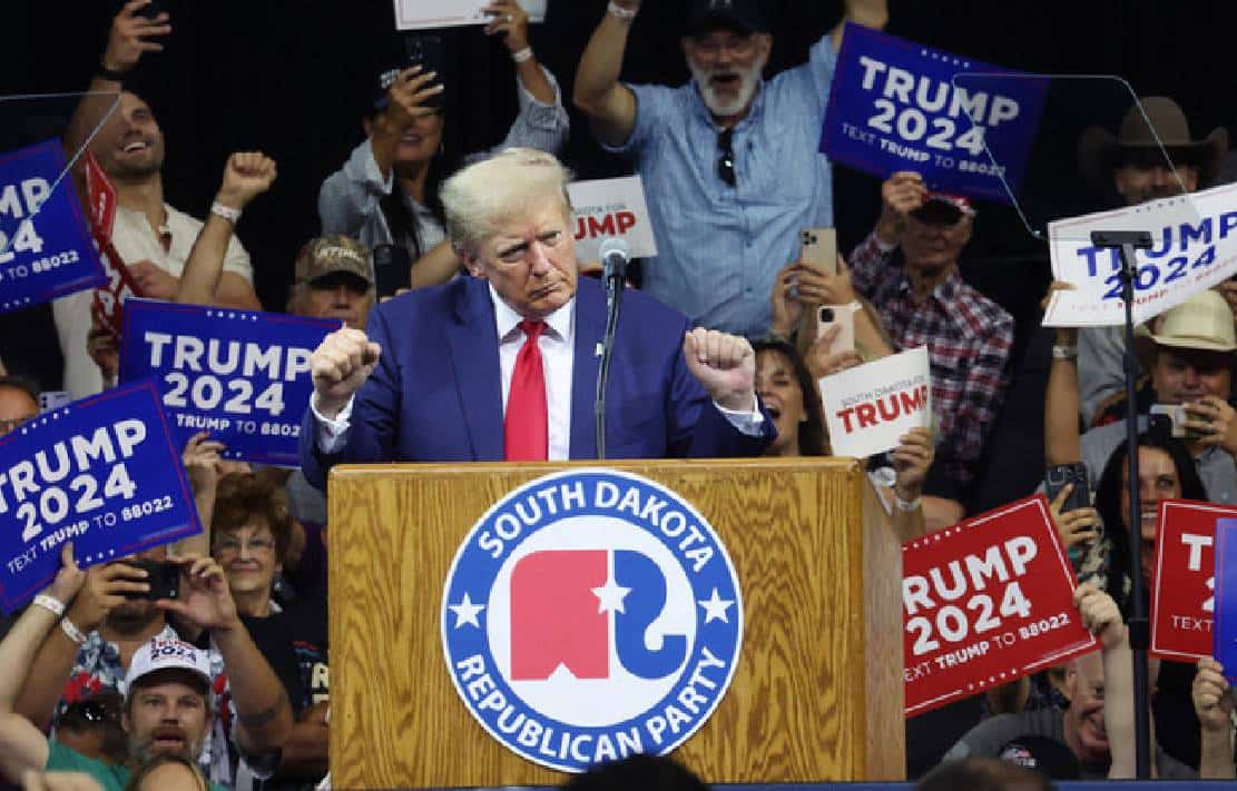 ‏טראמפ לועג לביידן: "הוא רוצה להכניס טנקים חשמליים למלחמה" ‏